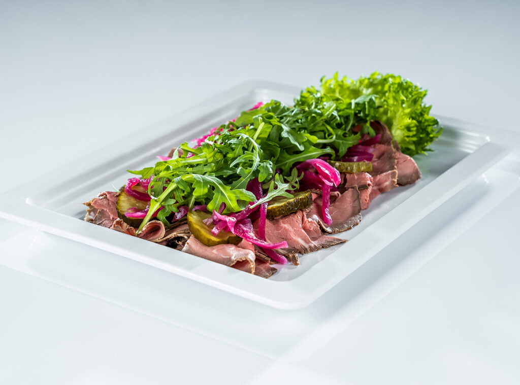 Roastbeef servert på fat med tilbehør